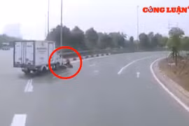 Video giao thông: Rẽ phải đột ngột, tài xế suýt đoạt mạng người đi xe máy
