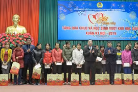 Bộ trưởng Bộ Khoa học và công nghệ dự “Tết sum vầy” tại Phú Thọ