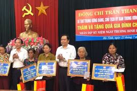 Chủ tịch Trung ương MTTQ Việt Nam Trần Thanh Mẫn thăm, tặng quà các gia đình chính sách tại Hà Tĩnh