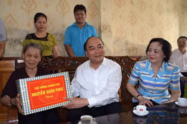 Thủ tướng Nguyễn Xuân Phúc thăm, tặng quà các gia đình chính sách tại tỉnh Yên Bái