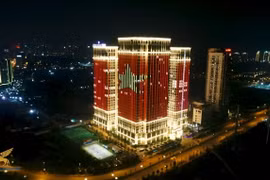 Việt Nam vô địch, các tòa cao ốc của Sunshine Group “bão xuyên đêm” bằng đèn Led rực rỡ