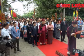 Chủ tịch Quốc hội Nguyễn Thị Kim Ngân thành kính dâng hương tưởng niệm các Vua Hùng.