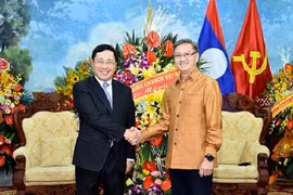 Phó Thủ tướng Phạm Bình Minh chúc Tết Bunpimay Đại sứ quán Lào tại Hà Nội