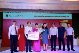 Agribank trao sổ tiết kiệm 01 tỷ đồng cho khách hàng trúng Giải đặc biệt thứ nhất chương trình“Gửi tiền trúng lớn cùng Agribank”