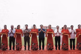 Phó Thủ tướng Vương Đình Huệ cắt băng khánh thành Sân vận động Hà Tĩnh