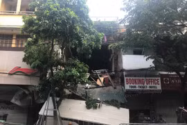 Hà Nội: Sập nhà 2 tầng trên phố Hàng Bông