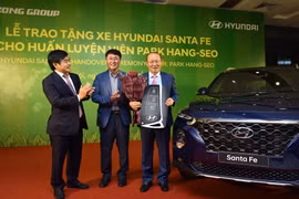 Tập đoàn Thành Công và Hyundai trao tặng xe Santa Fe cho ông Park Hang Seo
