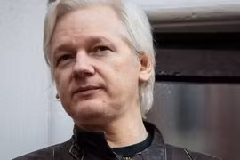 Julian Assange- người sáng lập WikiLeaks bị bắt