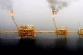 Mỹ sẽ trừng phạt bất kỳ ai mua dầu của Iran