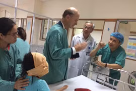 GS bác sĩ ở Mỹ phối hợp với Bệnh viện TW Huế phẩu thuật thành công khối u quái hỗn hợp