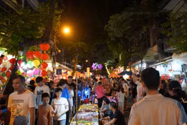 Phố cổ Hà Nội nhộn nhịp đón tết Trung Thu
