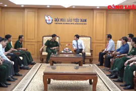 Sư đoàn 312 thăm Hội Nhà báo Việt Nam nhân kỷ niệm 129 năm ngày sinh Chủ tịch Hồ Chí Minh