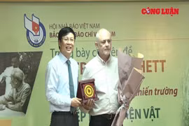 Trưng bày ảnh “Wilfred Burchett - Ấn tượng Hồ Chí Minh và câu chuyện nhà báo chiến trường”