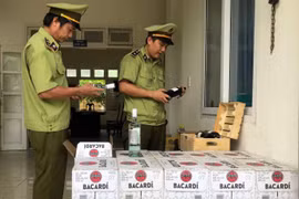 QLTT Quảng Bình thu giữ hàng trăm chai rượu ngoại nhập lậu