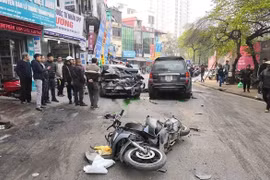 Hiện trường vụ "xe điên" đâm hàng loạt xe máy tại Hà Nội
