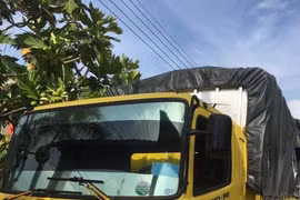 Công an Tiền Giang tạm giữ ô tô nghi chở lậu hàng kim khí điện máy