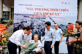NSNA, nhà báo Mầu Hoàng Thiết kể chuyện lịch sử qua những tác phẩm ảnh