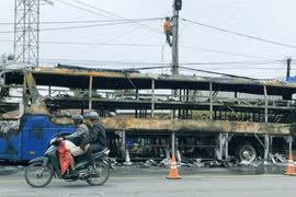 Sóc Trăng: Xe ô tô khách bốc cháy khi đang di chuyển trên Quốc lộ 1A