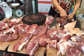 Người dân đua nhau bán lợn chạy dịch, giá thịt giảm không phanh