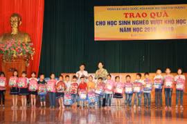 Hàng trăm phần quà ý nghĩa được trao cho học sinh nghèo vượt khó tại Hải Dương