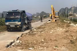 Ninh Bình: Cận cảnh tuyến đê hữu sông Hoàng Long xuống cấp nghiêm trọng!