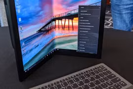 Lenovo gây bất ngờ với laptop màn hình gập ThinkPad X1