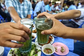Bộ Y tế đề xuất không uống rượu, bia tại công viên, sân vận động