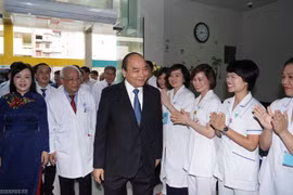 Thủ tướng Nguyễn Xuân Phúc tới thăm, chúc mừng kỷ niệm 50 năm Bệnh viện Nhi Trung ương