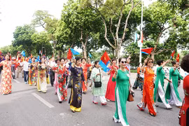 Hơn 1 vạn người đi bộ chào mừng kỷ niệm 20 năm "Thành phố vì hòa bình"