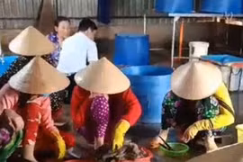 Bạc Liêu: Bắt quả tang cơ sở bơm tạp chất vào tôm nguyên liệu