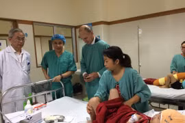 Giáo sư Đại học Y khoa Chicago Mỹ phối hợp với Bệnh viện TW Huế mổ dị tật bẩm sinh hiếm gặp