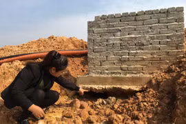 Người dân tố nhà thầu thi công ẩu, chủ đầu tư có vô can?