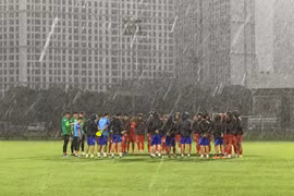 HLV Park Hang-seo "rèn binh" dưới mưa