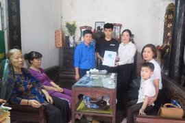 Tặng thẻ Bảo hiểm Y tế - Chia sẻ yêu thương với hai con của nữ công nhân tử nạn