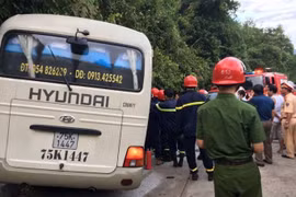 Thừa Thiên - Huế: Xe khách tông vách núi, 18 sinh viên nước ngoài bị thương