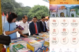 Sôi động Hội sách Đất Tổ và khai trương ứng dụng Công nghệ thông tin về Đền Hùng Phú Thọ