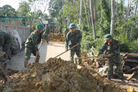 Cán bộ chiến sĩ Bộ CHQS tỉnh Thừa Thiên Huế giúp bà con vùng giáo dân xây dựng nông thôn mới