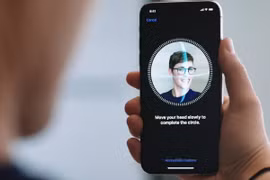 Tính năng Face ID trên smartphone có gây hại cho mắt không