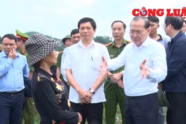 Lãnh đạo tỉnh Phú Thọ đối thoại với người dân nơi bị sạt lở đất do khai thác cát