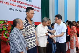 Phó Thủ tướng Vũ Đức Đam thăm, tặng quà nạn nhân chất độc da cam tại Phú Yên