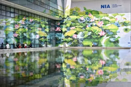 Họa sĩ Thu Thủy giành huy chương vàng thiết kế quốc tế với bức tranh hoa sen ở sân bay Nội Bài