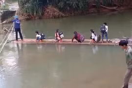 Chiêm Hóa (Tuyên Quang): Người dân liều mình vượt sông bằng bè tự chế đưa học sinh đến trường