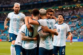 Thắng nhẹ Qatar, Argentina góp mặt tại tứ kết