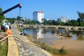 Nghệ An: Nhà máy nước tiến hành hút bùn thải ra khỏi hồ điều hòa
