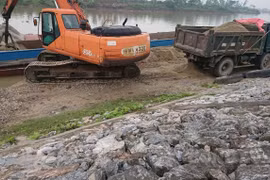 Cơ quan chức năng "tiếp tay" cho doanh nghiệp xâm hại hành lang đê, kè!