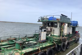 Quảng Bình: Bắt giữ tàu sắt sang mạn dầu trái phép trên biển