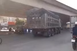 Hà Nội: Nhiều dấu hiệu bùng phát xe quá khổ, quá tải