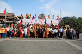 Hàng trăm đại biểu và Phật tử Vesak 2019 tham dự lễ cầu an trên đỉnh Fansipan