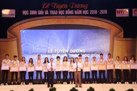 Hà Tĩnh: Tuyên dương, trao học bổng cho học sinh giỏi tiêu biểu