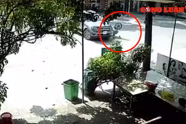 Video giao thông: Phóng xe máy tốc độ cao, hai người nằm gục dưới bánh ô tô